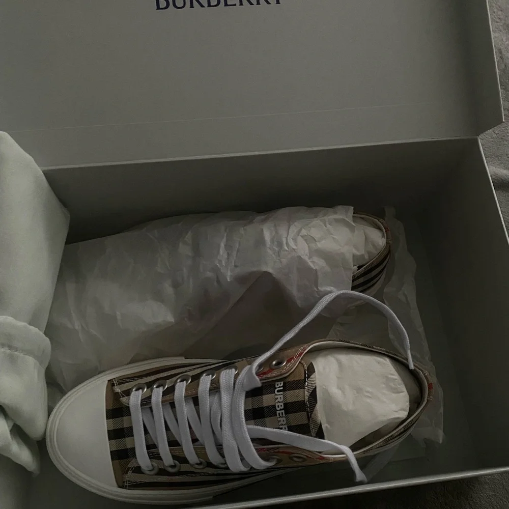 Burberry Sneakers with box - Picture 5 of 6